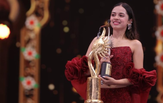 Laapata Ladies’ actor Nitanshi Goel breaks down on stage as she wins one of her first major awards