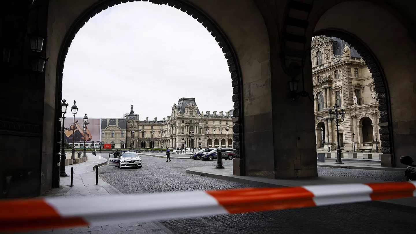 Bomb Alert at Palace of Versailles Creates Chaos at Louvre