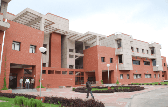 IIT Kanpur Announces Scholarships for UG & PG Students