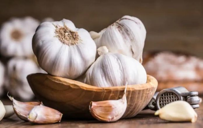 10 Amazing Health Benefits of Eating Garlic on an Empty Stomach