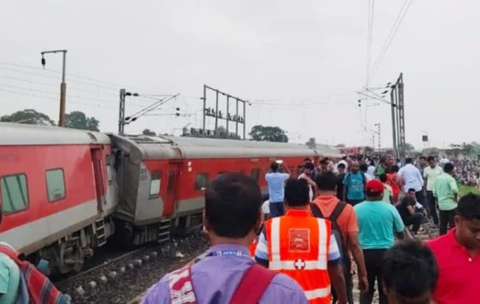 LIVE: Howrah-Mumbai Mail Train Derails in Charadharpur