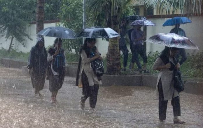 IMD Predicts Light Showers for Delhi—Heavy Rain Hits 10 States