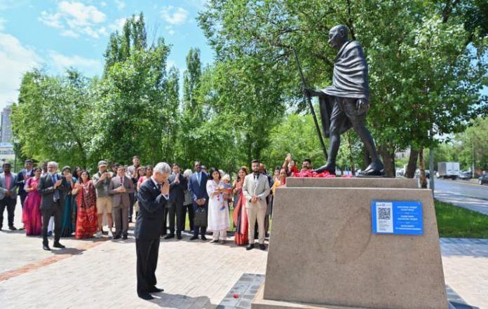 S Jaishankar Pays Tribute to Gandhi at SCO Summit