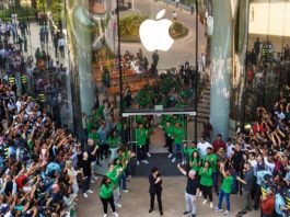 Delhi, Mumbai See Massive Crowds as iPhone 16 Hits Stores – Watch the Rush