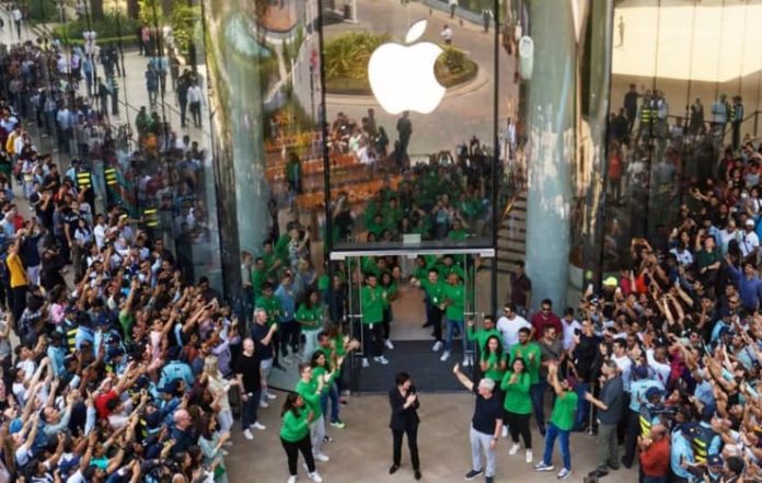 Delhi, Mumbai See Massive Crowds as iPhone 16 Hits Stores – Watch the Rush