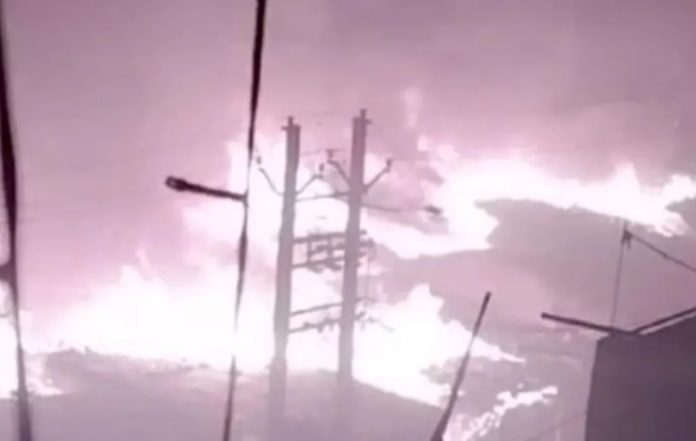 Massive Fire Destroys Bawana Slum, Video