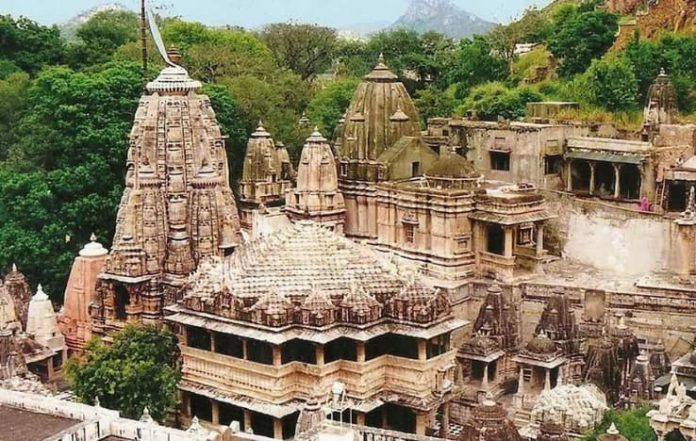 Udaipur Temple Implements Ban on Mobiles and Short Dresses