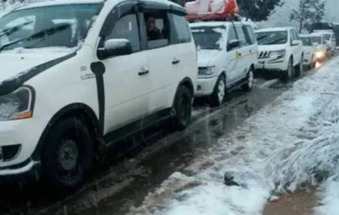 Manali Snowstorm Strands Vehicles, Tourists Relocated to Safety